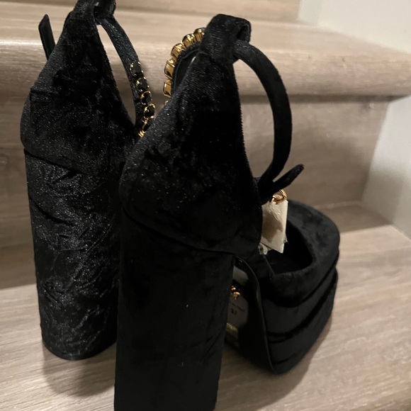 Versace Black Medusa Aevitas 37EU / 7US Heel - Picture 11 of 11